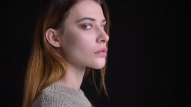 Portre portre kameraya dönüm ve düz arka plan üzerine siyah izole arıyorum genç güzel beyaz kadın modeli.