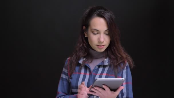 Closeup portret van jonge mooie Kaukasische vrouw houden van de tablet en tonen van groene Chromakey scherm met camera — Stockvideo