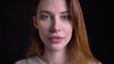 Gülüyor ve heyecan arka plan üzerine siyah izole ile kameraya ararken ile gülümseyen genç güzel beyaz kadın yüzü closeup portresi