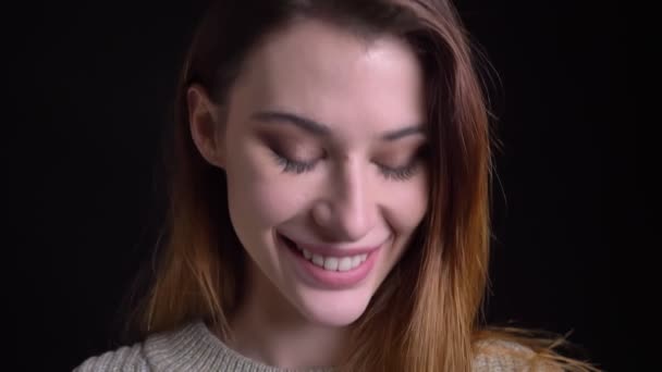 Close-up retrato de jovem feminino caucasiano rosto feminino ficando tímido sorrindo e rindo na frente da câmera — Vídeo de Stock