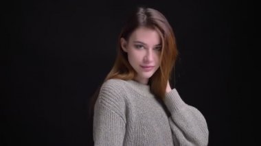 Genç güzel beyaz kadın modeli seductively kameraya bakarak saçları ile getting utangaç ve oyun portre portre.