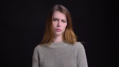 Tatminsiz genç oldukça beyaz kadın portresi closeup ve anlaşmazlık in token of başını sallayarak.