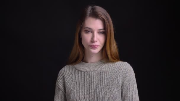 Gros portrait de jeune caucasienne femme hochant la tête et faire des expressions faciales drôles tout en regardant directement la caméra — Video