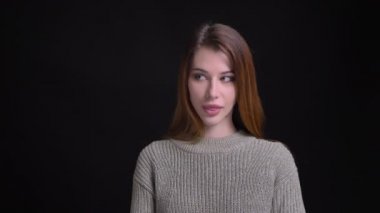 Güzel kamera görünümlü ve gülümseyen bir şey hakkında genç büyüleyici beyaz kadın düşünme portre closeup