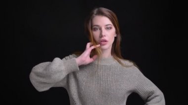 Saçlarını düzeltmesine ve kamera önünde poz genç güzel beyaz kadın modeli closeup portresi