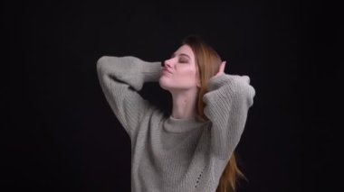 Genç güzel neşeli beyaz kadın dans ve kameranın önünde eğlenceli bir portre çekim