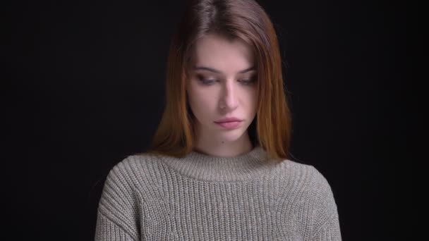 Closeup πορτρέτο του νεαρή όμορφη καυκάσιος γυναίκα που upsed και λυπημένος ενώ κοιτάζοντας κατευθείαν στην κάμερα — Αρχείο Βίντεο