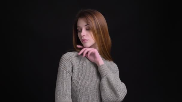 Primer plano retrato de la joven modelo femenina caucásica impresionante agitando su cabello y posando delante de la cámara — Vídeo de stock