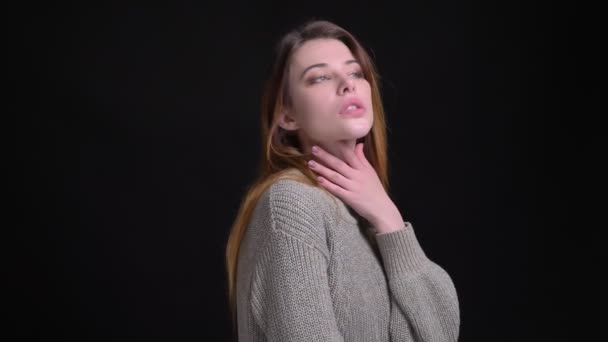 Closeup Retrato Jovem Bela Modelo Feminino Caucasiano Tocando Seu Pescoço — Vídeo de Stock