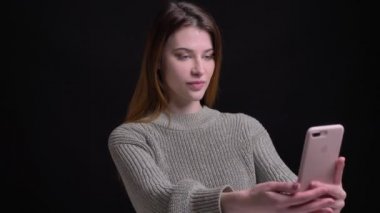 Video aramasý telefon konuşmaya sahip ve hoşça kal sallayarak genç oldukça beyaz kadın portresi portre