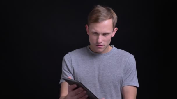 잘생긴 백인 젊은이 태블릿을 사용 하 고 카메라에 녹색 화면을 보여주는의 근접 촬영 초상화 — 비디오