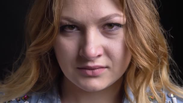 Closeup portret van volwassen Kaukasische vrouwelijke gezicht met blonde haren met groene ogen kijken recht op de camera. — Stockvideo