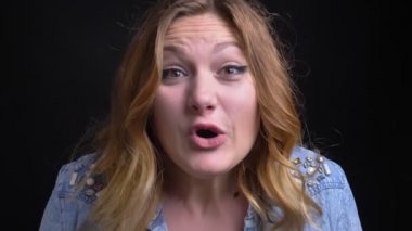 Yetişkin beyaz kadın olmak mutlu ve çığlık kamera kamera heyecanla closeup portresi