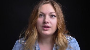 Arka plan üzerine siyah izole ile kameraman ile canlı sohbet ediyor yetişkin beyaz kadın portresi portre
