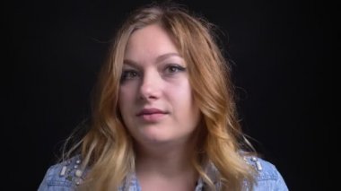 Portre portre yetişkin beyaz kadın rahatsız ve kameraya ararken ret in token of başını sallayarak