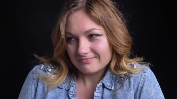 Detailní makro portrét dospělých blondýna kavkazské ženské bytosti zmatená a nemají ponětí, při pohledu přímo na kameru. — Stock video