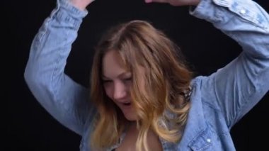 Neşeyle dans kamera önünde kısa sarı saçlı yetişkin beyaz kadın portresi portre