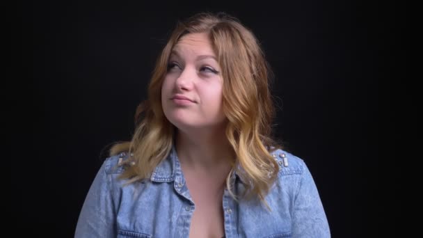 Tatlı tefekkür kamera önünde düşünceli olmak yetişkin beyaz kadın portresi — Stok video
