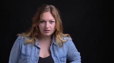 Yetişkin kilolu şık kadın modeli kamera önünde poz Closeup portresi