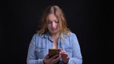 Telefonu kullanma ve sosyal medyaya tepki yetişkin beyaz kadın portresi closeup kamera önünde mesajları.