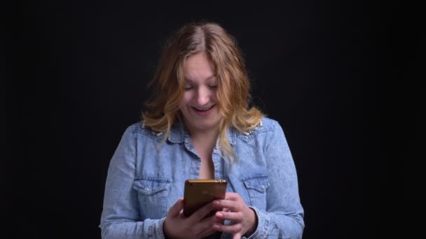 Πορτρέτο closeup των ενηλίκων ξανθιά Καυκάσιος γυναίκα αντιδρούν στα social media θέσεις χρησιμοποιώντας τηλέφωνο βλέπουν φωτογραφική μηχανή και το γέλιο — Αρχείο Βίντεο