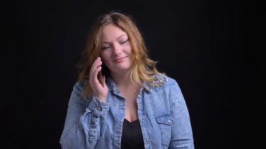 Kamera önünde gülümseyen telefonda Sohbet sahip yetişkin beyaz kadın portresi portre
