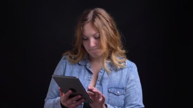 Portre portre yetişkin çekici beyaz kadın bir video izlerken o zaman kameraya bakıyor ve gülümsüyor tablet kullanma
