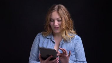 Tablet kullanma ve yeşil ekran kamera gülümseyen için gösterilen yetişkin beyaz kadın portresi portre