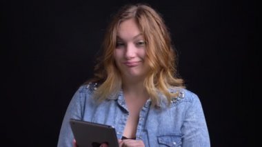 Tablet kullanma ve yeşil renk tuşlu ekran kamera için gösterilen yetişkin beyaz kadın portresi portre