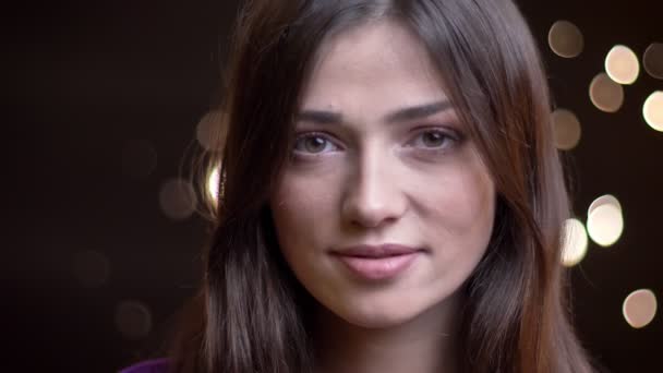 Detailní portrét mladé krásné kavkazský dívky, usmíval se a díval se zpříma na fotoaparát s radosti — Stock video
