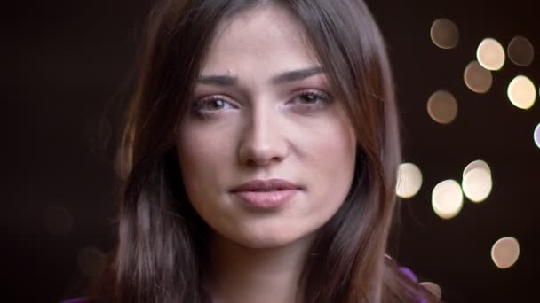 Detailní portrét mladých ohromující Kavkazský žena dívá přímo na kameru a usmívá se — Stock video