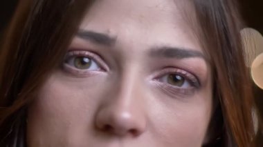 Genç güzel beyaz kadın yüzü yeşil gözlü doğruca kameraya bakarak closeup portresi