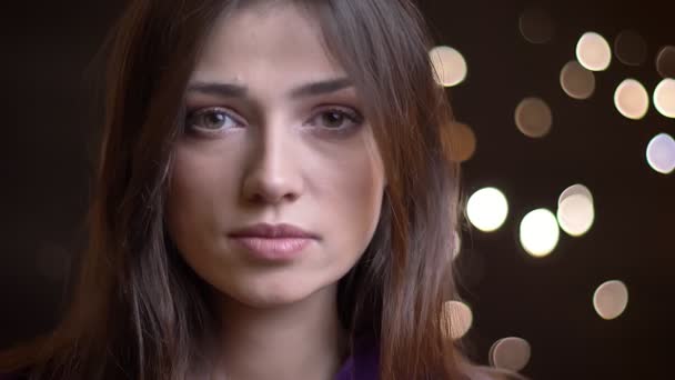 Крупним Планом Портрет Молодої Досить Кавказької Дівчини Дивиться Прямо Камеру — стокове відео