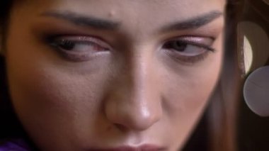 Doğruca kameraya bakarak ve poz genç güzel beyaz kadın modeli closeup portresi