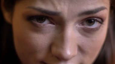 Closeup çekim genç güzel beyaz kadın kaşları ile oynamak ve mutlu bir şekilde gülümseyerek kameraya bakıyor.