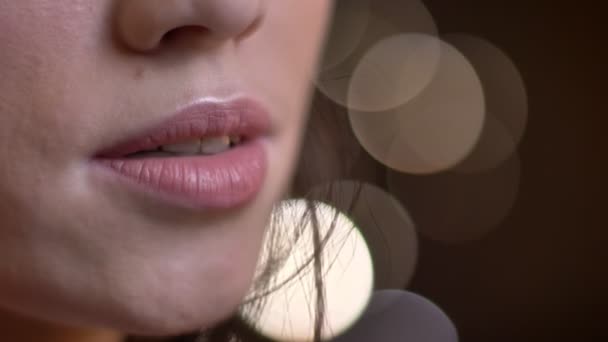 Primer plano retrato de jóvenes hermosas mujeres caucásicas labios haciendo una sonrisa sexy delante de la cámara — Vídeos de Stock