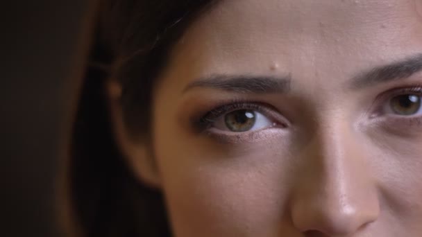 Närbild porträtt av unga ganska kaukasiska kvinnliga titta rakt på kameran med hennes ansikte täckt för hand och avslöja det — Stockvideo