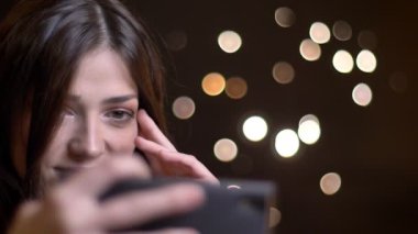 Closeup çekim genç çekici beyaz kızın selfies gece ışıkları ile arka plan yapmak