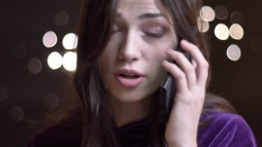 Portre rahat konuşma telefonda konuşurken ve kamera önünde gülümseyen genç güzel beyaz kadın portresi