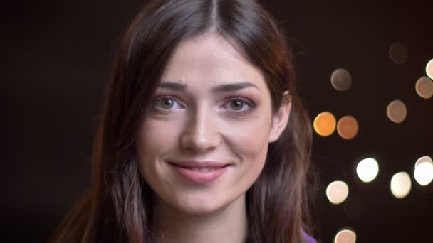 Detailní Portrét Mladé Roztomilé Kavkazský Žena Vesele Díval Zpříma Kamery — Stock video