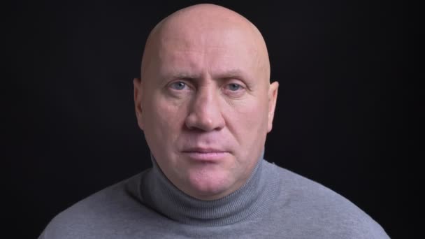 Closeup σουτ του Καυκάσου φαλακρός μεσήλικας όντας σε δυσπιστία και φοβάται ενώ κοιτάζοντας κατευθείαν στην κάμερα — Αρχείο Βίντεο
