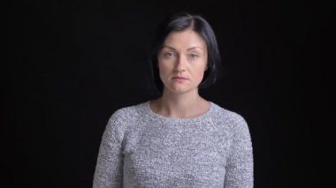 Siyah arka plan ile kamera düz seyir yetişkin beyaz siyah saçlı kadın portresi closeup izole