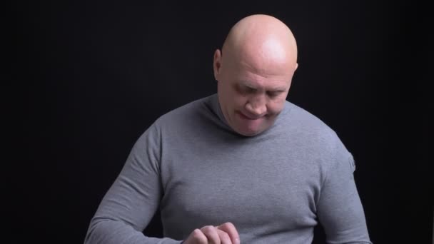 Съемки крупным планом белого мужчину средних лет, использующего планшет, показывающий зеленый экран в камеру с большим пальцем вверх и улыбающимся — стоковое видео