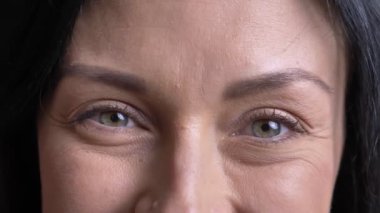 Güzel yetişkin beyaz kadın yüzü ile mutlu bir şekilde doğrudan kameraya bakarak Kral gri gözler portre portre