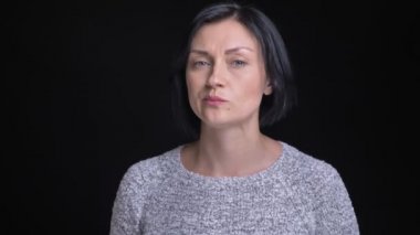 Genç güzel beyaz kadın şüpheci ve rahatsız in token of anlaşmazlık kafasını sallayarak varlık closeup portresi