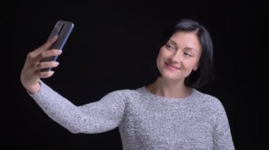 Selfies telefon gülümseyen üzerinde yapma ve kamera önünde poz genç güzel beyaz kadın portresi portre