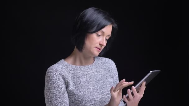 Detailní portrét dospělých Kavkazský žena procházení na tabletu a ukazuje zelená obrazovka fotoaparátu — Stock video