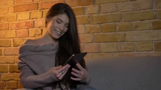 Close-up retrato de jovem caucasiano menina mostrando tela verde de tablet na câmera no aconchegante casa fundo . — Vídeo de Stock