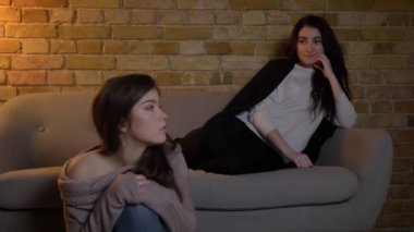 Oturma odasında ve tarassut belgili tanımlık Tv dikkatle ve bakışları alışverişi genç beyaz kız portresi yakın çekim.