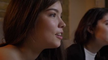 Yakın çekim portre profil tarassut belgili tanımlık Tv sevinçle rahat ev zemin üzerine beyaz kızlar genç.